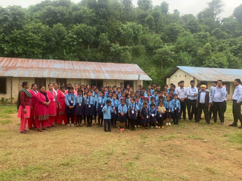 élèves et professeurs école Badhya Mandir Népal